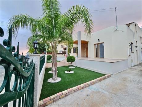 Spacious 4-Bedroom House in Episkopi: Your Dream Home Awaits!